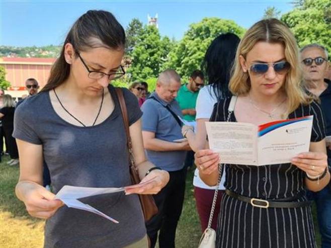 Doboj - podijeljeni primjerci Dejtonskog sporazuma - Foto: SRNA