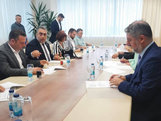 Ministri Srpske potpisali sporazum sa granskim sindikatima o povećanju plata - Foto: RTRS