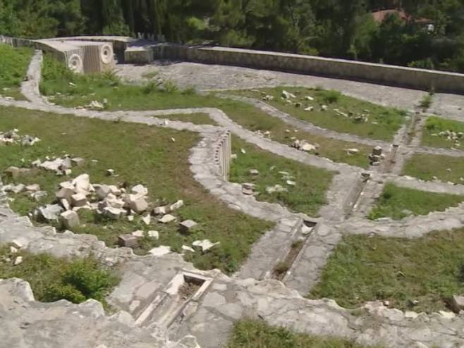 Oskrnavljeno Partizansko groblje u Mostaru - Foto: RTRS
