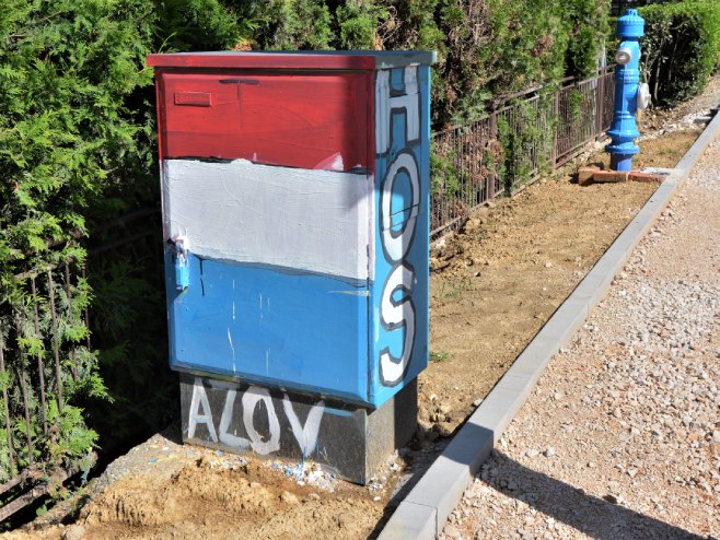 Ustaški simboli i simboli Azova u Karlovcu (Foto: Tanjug/FOTO HINA/MLADEN VOLARIC) - 