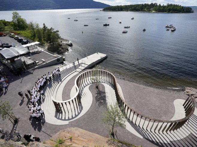 Otkriven spomenik Brejvikovim žrtvama (foto: EPA-EFE / Lise Aserud NORWAY OUT) - 