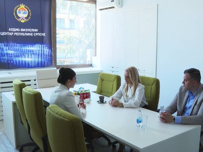 Ministarka Trivić u posjeti Audio-vizuelnom centru - Foto: RTRS