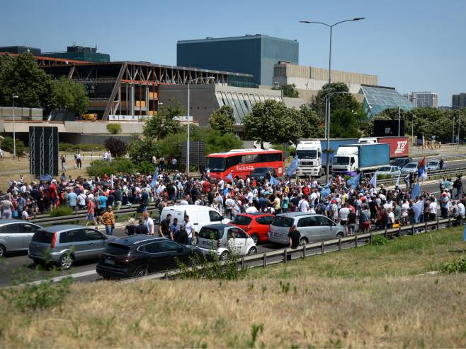 Radnici "Fijata" blokirali auto-put (Foto: Tanjug/ Јadranka Ilić) - 