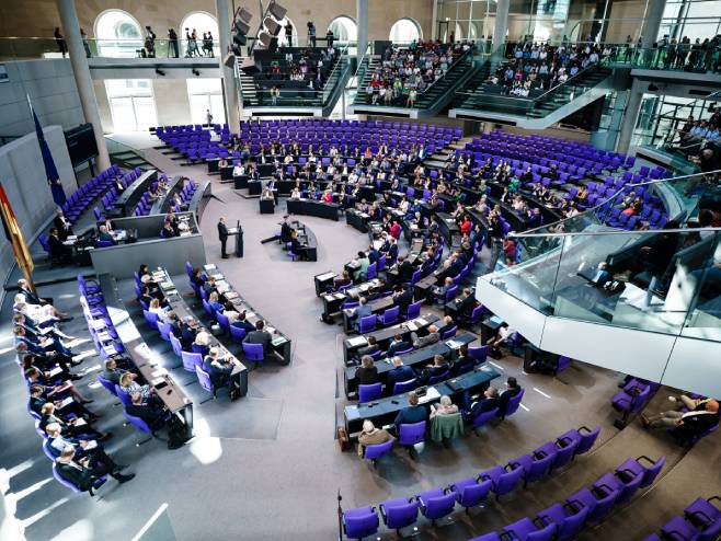 Njemački Bundestag (Foto: EPA-EFE/CLEMENS BILAN) - 