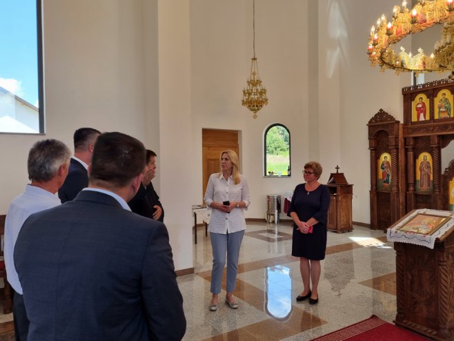 Cvijanović posjetila crkvu Svetog Lazara i porodicu Mlinarević - Foto: RTRS