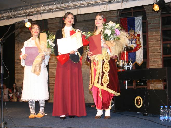 Gračanica - održana tradicionalna manifestacija "Izbor Kosovke devojke" - Foto: SRNA