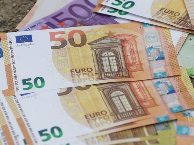 Novac - evro (Foto: EPA/STEPHANIE LECOCQ) - 