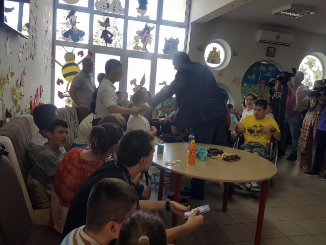 Doboj: Dodik sa Јerinićem posjetio Udruženje za pomoć djeci; Donirao 10.000 KM