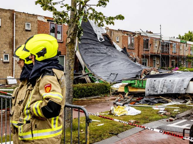 Tornado u Holandiji (Foto:  EPA-EFE/JEFFREY GROENEWEG) - 