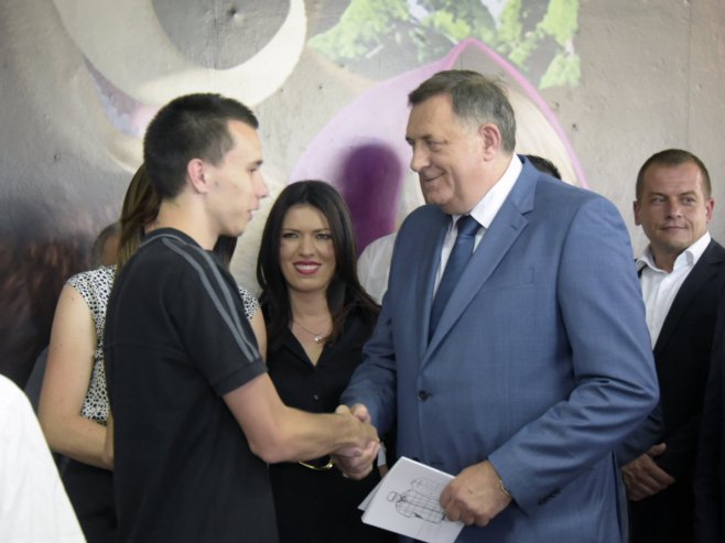 Doboj: Dodik donirao 10.000 KM Udruženju za pomoć djeci - Foto: SRNA