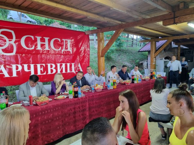 Dodik i Cvijanović na druženju sa članovima stranke - Foto: RTRS