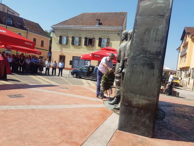 Derventa polaganje vijenaca - Foto: RTRS