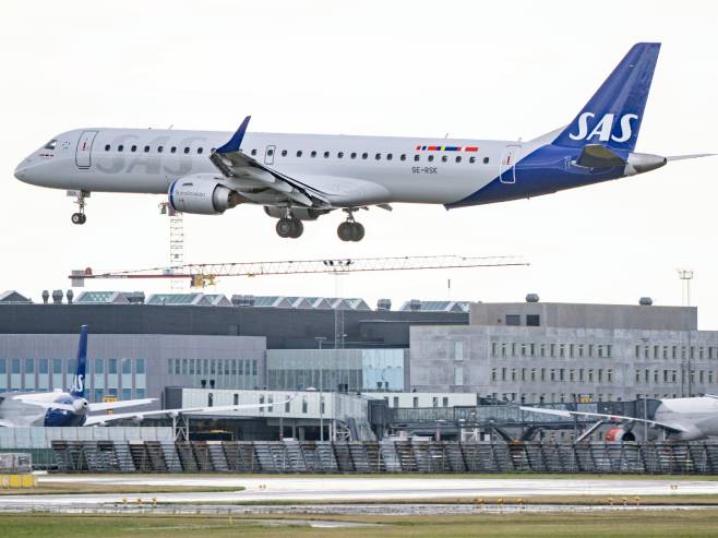 Avion skandinavske avio-kompanije SAS (Foto: EPA-EFE/Johan Nilsson) - 
