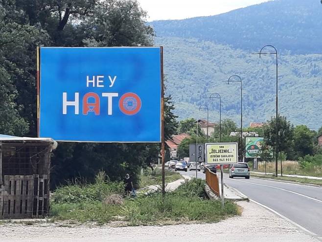 U Istočnom Sarajevu postavljen bilbord NE u NATO - Foto: RTRS