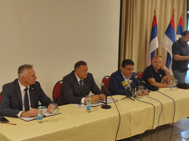 Dodik i Pašalić u Bijeljini sa poljoprivrednicima - Foto: RTRS