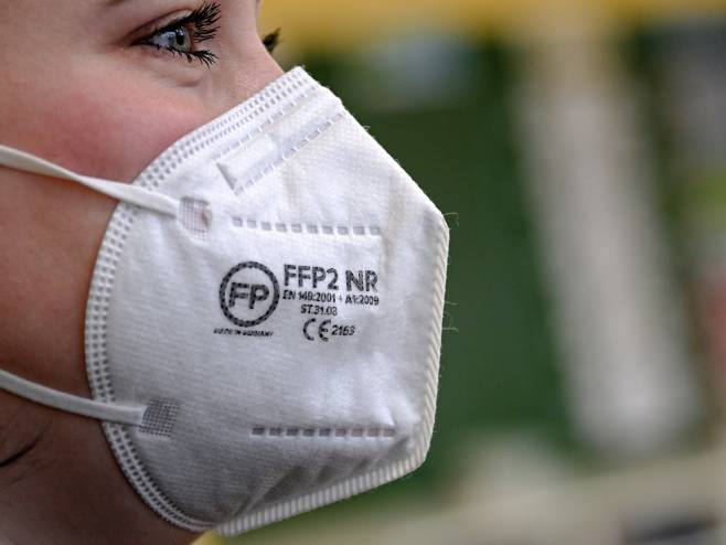 Nošenje maske (Foto ilustracija: EPA-EFE/SASCHA STEINBACH) - 