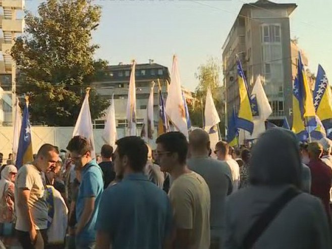 Bošnjaci na protestu ispred OHR - Foto: RTRS