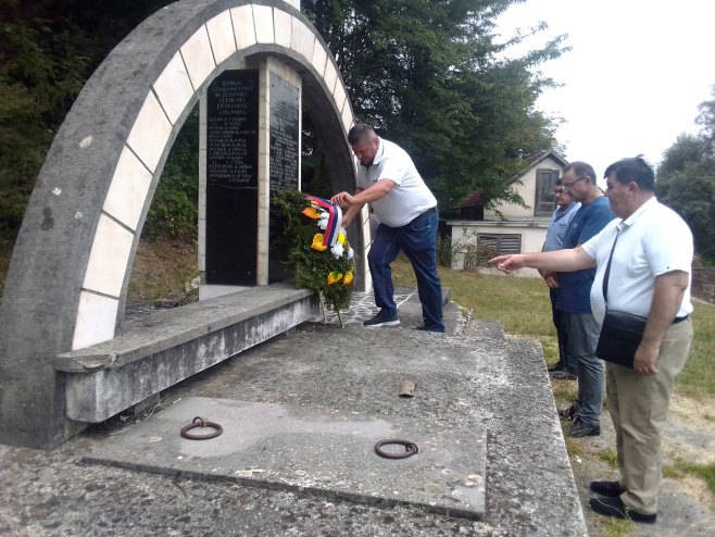 Položeni vijenci kod spomen -kosturnica u Crnoj Rijeci i u Blagaj Rijeci Položeni vijenci kod spomen -kosturnica u Crnoj Rijeci i u Blagaj Rijeci - Foto: SRNA