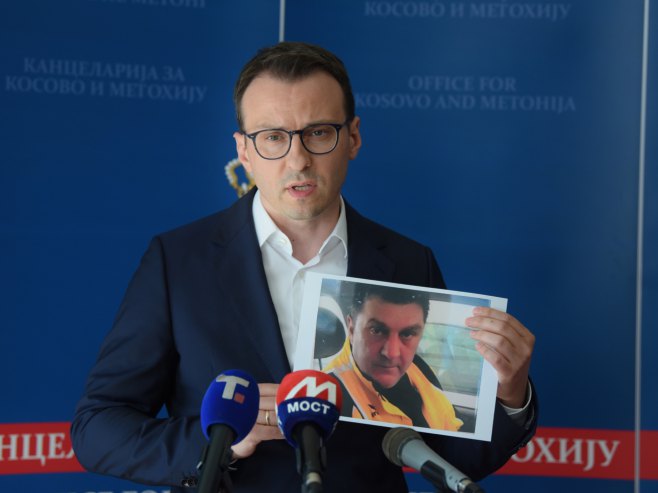 Pripadnici Rosu oteli Srbina i sanitetsko vozilo (Foto: TANJUG/ MILOS MILIVOJEVIC) Pripadnici Rosu oteli Srbina i sanitetsko vozilo (Foto: TANJUG/ MILOS MILIVOJEVIC) -