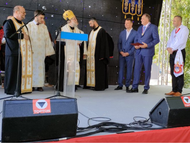 Banstol: Miloradu Dodiku uručen Orden Svetog Arsenja Sremca - 