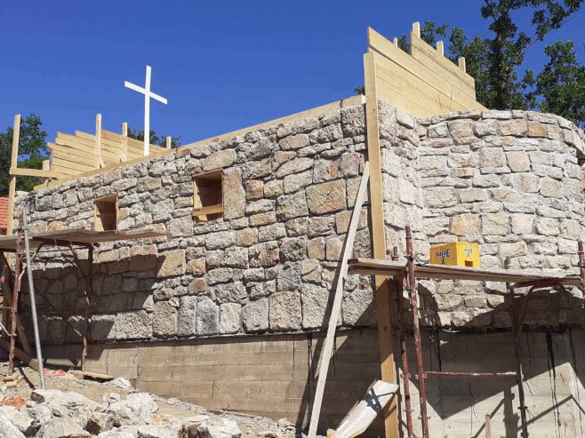 Izgradnja hrama Svetih apostola Petra i Pavla u selu Nagrađe, Drvar - Foto: SRNA