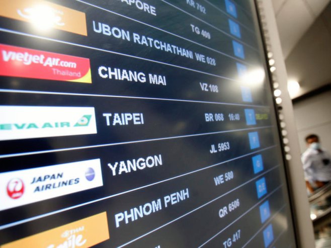 Aerodromski info o letovima (foto: EPA-EFE / NARONG SANGNAK) - 