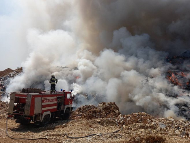 Požar na gradskoj deponiji u Doboju (FOTO)