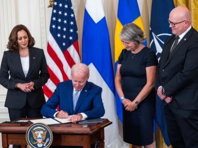 Bajden potpisao dokumenta o ulasku Švedske i Finske u NATO (Foto: EPA-EFE/JIM LO SCALZO) - 