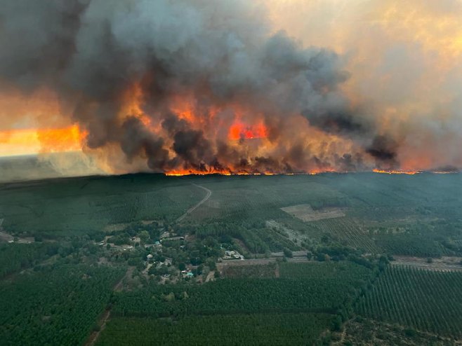 Požar u Francuskoj (Foto: EPA-EFE/HANDOUT/SDIS) - 