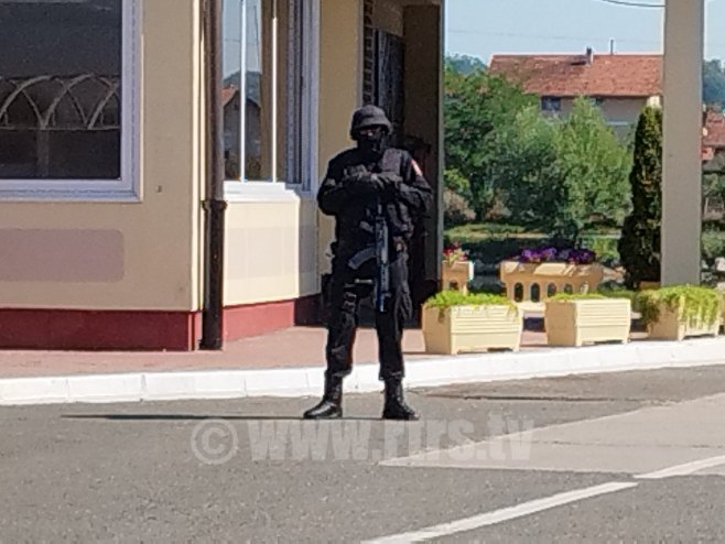Policija u motelu "Јezero" u Trnu - Foto: RTRS