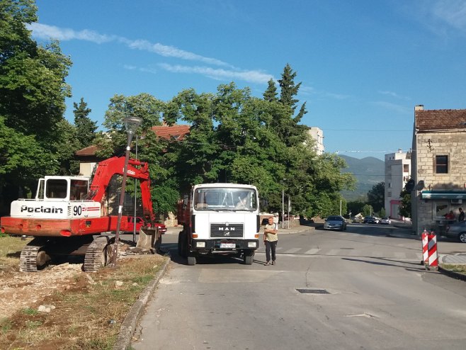 U Bileći su u toku radovi na rekonstrukciji trotoara - Foto: SRNA