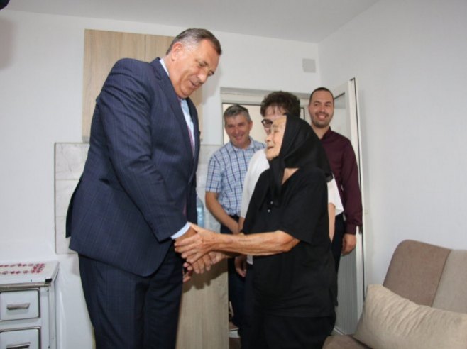 Milorad Dodik sa bakama Nevenkom i Rajkom Pralica (Foto: twitter.com/MiloradDodik) - 
