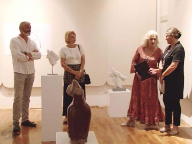 Foča: Otvorena izložba skulptura i crteža zagrebačkog umjetnika Petra Hranuelija (VIDEO)