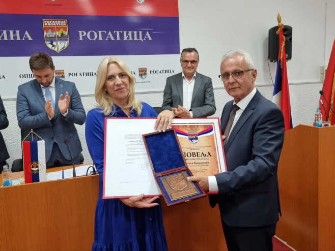 Željka Cvijanović dobila povelju opštine Rogatica - Foto: RTRS