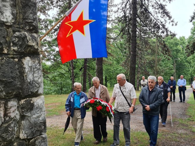 Doboj - položeni vijenci kod spomen-obilježja Doboj - položeni vijenci kod spomen-obilježja - Foto: SRNA