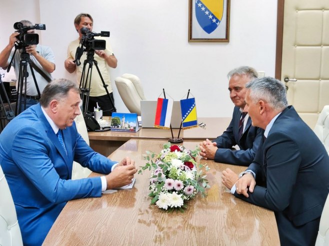 Milorad Dodik sa Sinišom Milićem i Ivom Filipovićem Milorad Dodik sa Sinišom Milićem i Ivom Filipovićem - Foto: SRNA