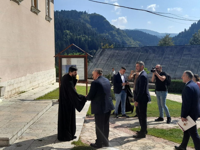 Višković posjetio crkvu Uspenja Presvete Bogorodice - Foto: RTRS