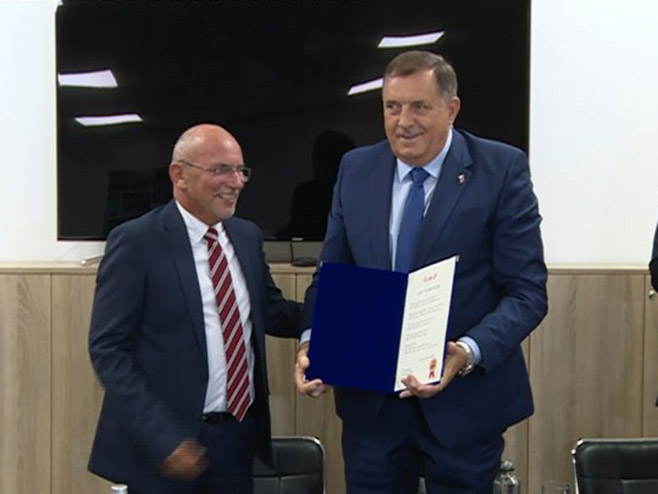 Milorad Dodik, zahvalnica - Foto: RTRS