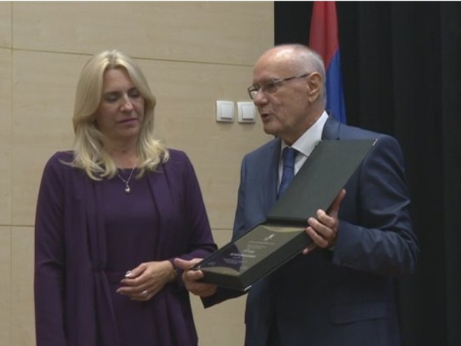 Plaketa Željki Cvijanović - Foto: RTRS