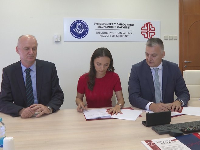 Posao za Ivanu Dujaković - najboljeg studenta stomatologije Posao za Ivanu Dujaković - najboljeg studenta stomatologije - Foto: RTRS