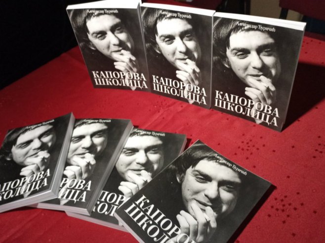 Istočno Sarajevo - promovisana monografija Mome Kapora "Kaporova školica" Istočno Sarajevo - promovisana monografija Mome Kapora "Kaporova školica" - Foto: SRNA