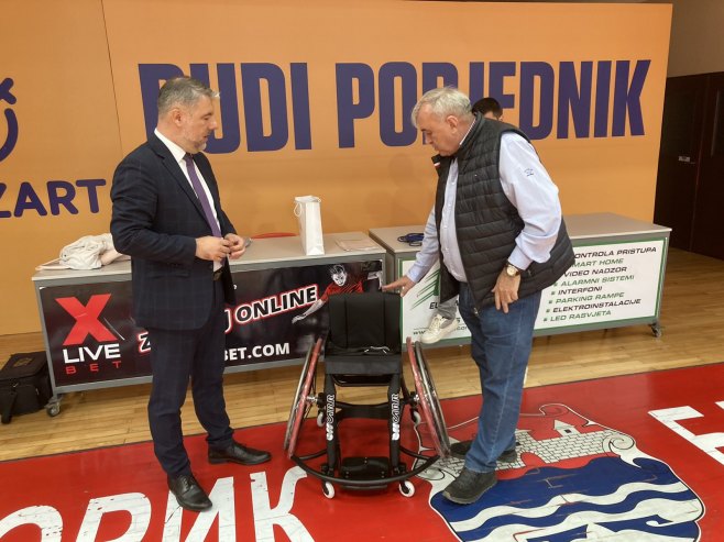 Šeranić - uručena kolica za košarkaški klub invalida - Foto: SRNA