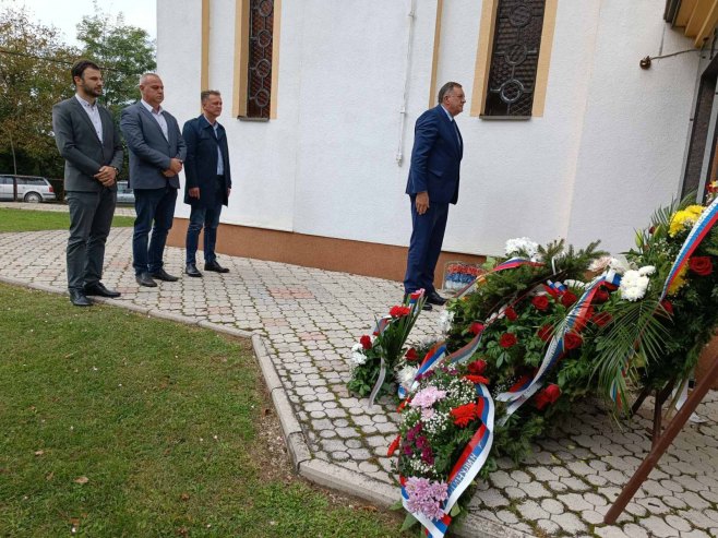 Prijedor - Milorad Dodik odao počast borcima poginulim u Odbrambeno-otadžbinskom ratu - Foto: SRNA