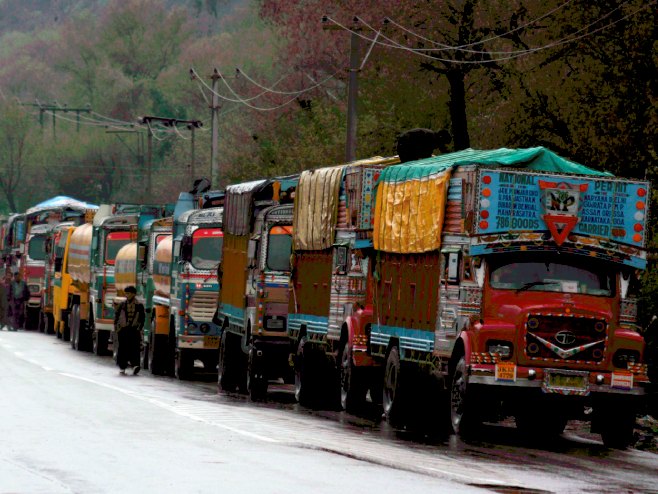 Kamioni u Indiji (Foto ilustracija: EPA/JAIPAL SINGH) - 