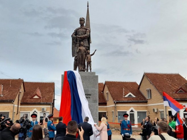 Otkriven spomenik palim srpskim borcima I, II i Otadžbinskog rata - Foto: RTRS