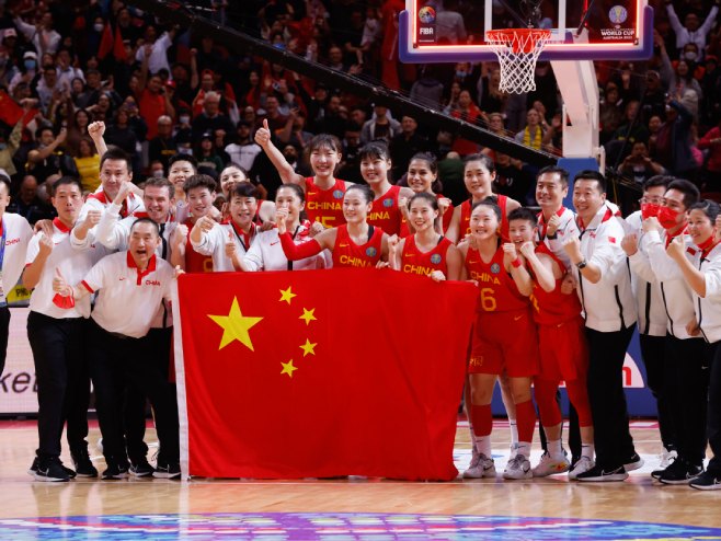Slavlje košarkašica Kine (Foto: EPA-EFE/MARK EVANS) - 