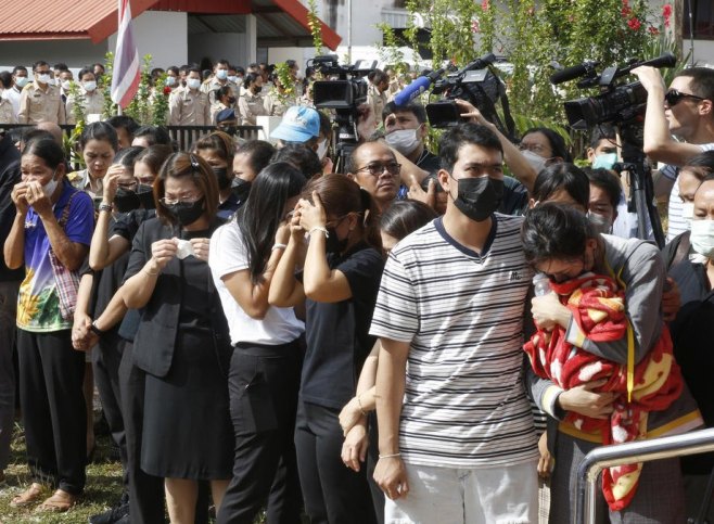 Ožalošćeni masakra na Tajlandu (Foto: EPA-EFE/NARONG SANGNAK) - 