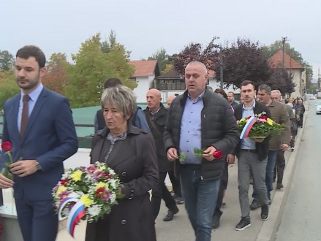 U Prijedoru u rijeku Sanu simbolično spušteni vijenci i cvijeće - Foto: RTRS