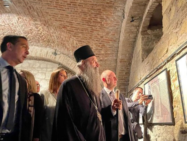Patrijarh otvorio izložbu o žrtvama Novosadske racije (Foto: instagram/porfirije_patrijarh) - 