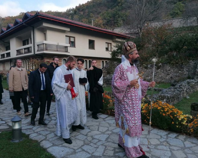 Peć - episkop Metodije služi Svetu arhijerejsku liturgiju - Foto: SRNA